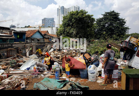 Jakarta, Indonesien. 7. April 2016. Bewohner nehmen seine Sachen, nachdem das Gebäude an der Spitze der Park öffentlichen Friedhof (TPU) Menteng Pulo, Jakarta zerstört ist. Hunderte von Staats-und Flüchtlingsfamilien besetzen das Land und Gebäude ohne Erlaubnis auf einem öffentlichen Friedhof. Die Verwaltung des Präsidenten Joko Widodo (Jokowi) Ziele bis 2019 Indonesien frei von Slums. Bis jetzt erreichte die Slums in Indonesien 38.000 Hektar in städtischen oder gleich 10 % der Gesamtfläche der Siedlung. © R. Haryanto/Pacific Press/Alamy Live-Nachrichten Stockfoto