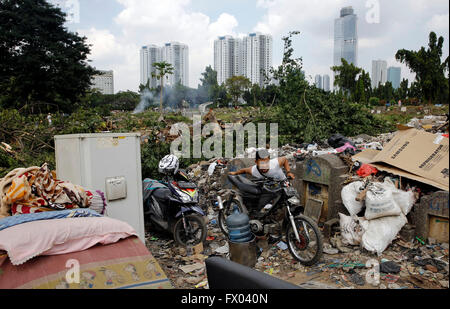 Jakarta, Indonesien. 7. April 2016. Bewohner nehmen seine Sachen, nachdem das Gebäude an der Spitze der Park öffentlichen Friedhof (TPU) Menteng Pulo, Jakarta zerstört ist. Hunderte von Staats-und Flüchtlingsfamilien besetzen das Land und Gebäude ohne Erlaubnis auf einem öffentlichen Friedhof. Die Verwaltung des Präsidenten Joko Widodo (Jokowi) Ziele bis 2019 Indonesien frei von Slums. Bis jetzt erreichte die Slums in Indonesien 38.000 Hektar in städtischen oder gleich 10 % der Gesamtfläche der Siedlung. © R. Haryanto/Pacific Press/Alamy Live-Nachrichten Stockfoto