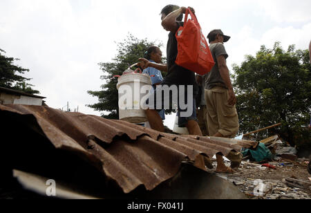 Jakarta, Indonesien. 7. April 2016. Bewohner nehmen seine Sachen, nachdem das Gebäude an der Spitze der Park öffentlichen Friedhof (TPU) Menteng Pulo, Jakarta zerstört ist. Hunderte von Staats-und Flüchtlingsfamilien besetzen das Land und Gebäude ohne Erlaubnis auf einem öffentlichen Friedhof. Die Verwaltung des Präsidenten Joko Widodo (Jokowi) Ziele bis 2019 Indonesien frei von Slums. Bis jetzt erreichte die Slums in Indonesien 38.000 Hektar in städtischen oder gleich 10 % der Gesamtfläche der Siedlung. © R. Haryanto/Pacific Press/Alamy Live-Nachrichten Stockfoto