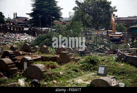 Jakarta, Indonesien. 7. April 2016. Offiziere mit schwerem Gerät zur Eindämmung der illegaler Bauten im Park öffentliche Friedhof (TPU) Menteng Pulo, Jakarta. Hunderte von Staats-und Flüchtlingsfamilien besetzen das Land und Gebäude ohne Erlaubnis auf einem öffentlichen Friedhof. Die Verwaltung des Präsidenten Joko Widodo (Jokowi) Ziele bis 2019 Indonesien frei von Slums. Bis jetzt erreichte die Slums in Indonesien 38.000 Hektar in städtischen oder gleich 10 % der Gesamtfläche der Siedlung. © R. Haryanto/Pacific Press/Alamy Live-Nachrichten Stockfoto