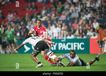 Hong Kong, China. 8, April 2016. HSBC World Rugby Sevens Series-Runde 7, Hong Kong Stadium.  Kanada (rot) gegen Fidschi in den ersten Runden. Fidschi gewinnt 19-17. © Gerry Rousseau/Alamy Live Stockfoto