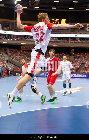 ERGO Arena, Danzig, Polen, 8. April 2016. 2016 IHF Männer Olympia-Qualifikationsturnier, Goce Georgievski V Piotr Chrapkowski in Aktion während Handball match Polen V Mazedonien, Credit: Tomasz Zasinski / Alamy Live News Stockfoto