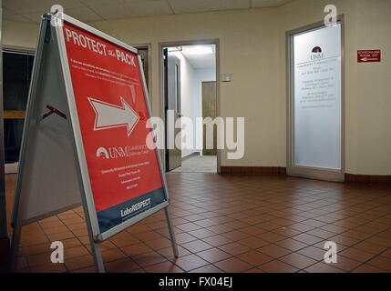 Albuquerque, NM, USA. 8. April 2016. Das Plakat-Board leitet Sie zu dem LoboRESPECT Advocacy Center in Mesa Vista Hall auf dem Hauptcampus der University of New Mexico. Freitag, April. 08, 2016. © Jim Thompson/Albuquerque Journal/ZUMA Draht/Alamy Live-Nachrichten Stockfoto