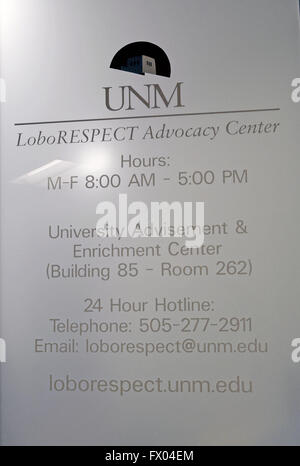 Albuquerque, NM, USA. 8. April 2016. Das Fenster auf LoboRESPECT Advocacy Centers in Mesa Vista Hall auf dem Hauptcampus der University of New Mexico. Freitag, April. 08, 2016. © Jim Thompson/Albuquerque Journal/ZUMA Draht/Alamy Live-Nachrichten Stockfoto