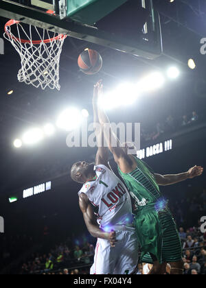 Istanbul, Türkei. 8. April 2016. Reggie Redding(R) der Darussafaka Dogus aus der Türkei wetteifert mit Chris Singleton Lokomotiv Kuban aus Russland in 14 Vorrundenspiel der Gruppe E in Top 16 von 2015-2016 Euroleague in Istanbul, Türkei, am 8. April 2016. Darussafaka Dogus gewann 87-86. © He Canling/Xinhua/Alamy Live-Nachrichten Stockfoto
