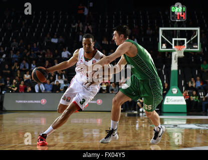 Istanbul, Türkei. 8. April 2016. Anthony Randolph(L) Lokomotiv Kuban aus Russland wetteifert mit Emir Preldzic von Darussafaka Dogus aus der Türkei in 14 Vorrundenspiel der Gruppe E in Top 16 von 2015-2016 Euroleague in Istanbul, Türkei, am 8. April 2016. Darussafaka Dogus gewann 87-86. © He Canling/Xinhua/Alamy Live-Nachrichten Stockfoto