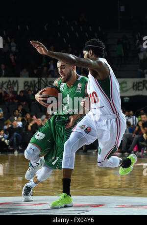 Istanbul, Türkei. 8. April 2016. Scottie Wilbekin(L) Darussafaka Dogus aus der Türkei wetteifert mit Sergey Biykov Lokomotiv Kuban aus Russland in 14 Vorrundenspiel der Gruppe E in Top 16 von 2015-2016 Euroleague in Istanbul, Türkei, am 8. April 2016. Darussafaka Dogus gewann 87-86. © He Canling/Xinhua/Alamy Live-Nachrichten Stockfoto