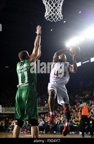 Istanbul, Türkei. 8. April 2016. Dontaye Draper(R) Lokomotiv Kuban aus Russland schießt in 14 Vorrundenspiel gegen Darussafaka Dogus aus Türkei der Gruppe E in Top 16 von 2015-2016 Euroleague in Istanbul, Türkei, am 8. April 2016. Darussafaka Dogus gewann 87-86. © He Canling/Xinhua/Alamy Live-Nachrichten Stockfoto