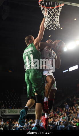 Istanbul, Türkei. 8. April 2016. Dontaye Draper(R) Lokomotiv Kuban aus Russland wetteifert mit Manuchar Markoishvili von Darussafaka Dogus aus der Türkei in 14 Vorrundenspiel der Gruppe E in Top 16 von 2015-2016 Euroleague in Istanbul, Türkei, am 8. April 2016. Darussafaka Dogus gewann 87-86. © He Canling/Xinhua/Alamy Live-Nachrichten Stockfoto