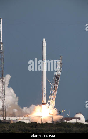 Die SpaceX Falcon 9 mit der Dragon-Fracht-Kapsel Blasten aus von Launch Pad 40 am Kennedy Space Center 8. April 2016 in Cape Canaveral, Florida. Die CRS-8-Mission trägt ein Prototyp aufblasbare Bigelow Aerospace Modul namens BEAM zur internationalen Raumstation ISS. Stockfoto