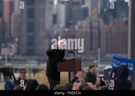 Brooklyn, USA. 8. April 2016. Bernie Sanders Kampagnen im Sender Park in Greenpoint. Bernard "Bernie" Sanders ist ein US-amerikanischer Politiker und der junior Vereinigte Staaten Senator von Vermont. Er ist ein Kandidat für die Nominierung der Demokraten für Präsidenten der Vereinigten Staaten bei den Wahlen von 2016. Bildnachweis: Louise Wateridge/Pacific Press/Alamy Live-Nachrichten Stockfoto