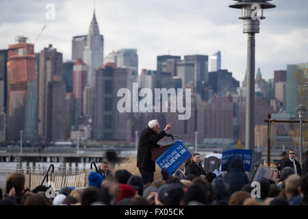 Brooklyn, USA. 8. April 2016. Bernie Sanders Kampagnen im Sender Park in Greenpoint. Bernard "Bernie" Sanders ist ein US-amerikanischer Politiker und der junior Vereinigte Staaten Senator von Vermont. Er ist ein Kandidat für die Nominierung der Demokraten für Präsidenten der Vereinigten Staaten bei den Wahlen von 2016. Bildnachweis: Louise Wateridge/Pacific Press/Alamy Live-Nachrichten Stockfoto