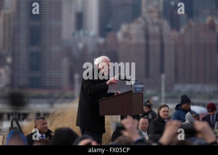 Brooklyn, USA. 8. April 2016. Bernie Sanders Kampagnen im Sender Park in Greenpoint. Bernard "Bernie" Sanders ist ein US-amerikanischer Politiker und der junior Vereinigte Staaten Senator von Vermont. Er ist ein Kandidat für die Nominierung der Demokraten für Präsidenten der Vereinigten Staaten bei den Wahlen von 2016. Bildnachweis: Louise Wateridge/Pacific Press/Alamy Live-Nachrichten Stockfoto