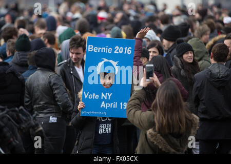 Brooklyn, USA. 8. April 2016. Bernie Sanders Kampagnen im Sender Park in Greenpoint. Bernard "Bernie" Sanders ist ein US-amerikanischer Politiker und der junior Vereinigte Staaten Senator von Vermont. Er ist ein Kandidat für die Nominierung der Demokraten für Präsidenten der Vereinigten Staaten bei den Wahlen von 2016. Bildnachweis: Louise Wateridge/Pacific Press/Alamy Live-Nachrichten Stockfoto