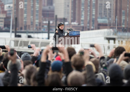 Brooklyn, USA. 8. April 2016. Bernie Sanders Kampagnen im Sender Park in Greenpoint. Bernard "Bernie" Sanders ist ein US-amerikanischer Politiker und der junior Vereinigte Staaten Senator von Vermont. Er ist ein Kandidat für die Nominierung der Demokraten für Präsidenten der Vereinigten Staaten bei den Wahlen von 2016. Bildnachweis: Louise Wateridge/Pacific Press/Alamy Live-Nachrichten Stockfoto