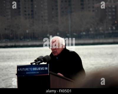 Brooklyn, New York, USA. 9. April 2016. Bernie Sanders besucht Kundgebung in Greenpoint, Brooklyn NY.  Hunderte von New Yorkern stellte sich heraus, hören ihn sprechen und Unterstützung zu zeigen. Bildnachweis: Mark Apollo/Alamy Live-Nachrichten Stockfoto