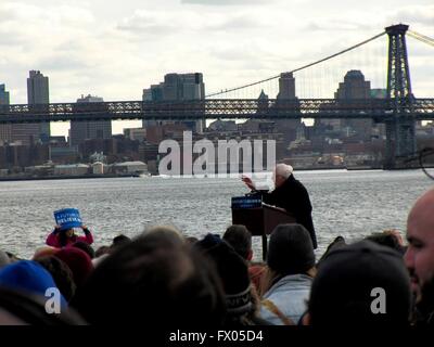 Brooklyn, New York, USA. 9. April 2016. Bernie Sanders besucht Kundgebung in Greenpoint, Brooklyn NY.  Hunderte von New Yorkern stellte sich heraus, hören ihn sprechen und Unterstützung zu zeigen. Bildnachweis: Mark Apollo/Alamy Live-Nachrichten Stockfoto