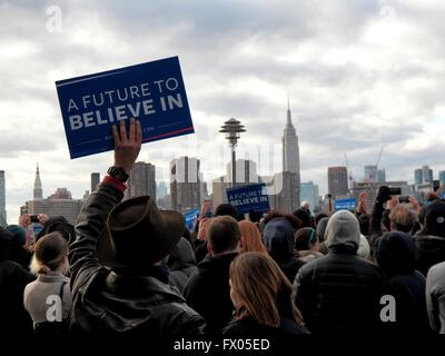 Brooklyn, New York, USA. 9. April 2016. Hunderte von New Yorkern besuchen Rallye für Bernie Sanders am Sender in Greenpoint Brooklyn N.Y. Credit Parken: Mark Apollo/Alamy Live News Stockfoto