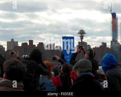 Brooklyn, New York, USA. 9. April 2016. Hunderte von New Yorkern besuchen Rallye für Bernie Sanders am Sender in Greenpoint Brooklyn N.Y. Credit Parken: Mark Apollo/Alamy Live News Stockfoto