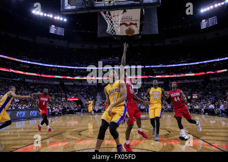 New Orleans, LA, USA. 8. April 2016. New Orleans Pelikane Wache Toney Douglas (16) schießt eine Lay gegen Los Angeles Lakers-Guard D'Angelo Russell (1) bei einem NBA-Basketball-Spiel zwischen den Los Angeles Lakers und die New Orleans Pelikane im Smoothie King Center in New Orleans, Louisiana Stephen Lew/CSM/Alamy Live-Nachrichten Stockfoto