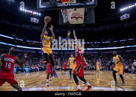 New Orleans, LA, USA. 8. April 2016. Los Angeles Lakers-Guard D'Angelo Russell (1) schießt ein Laie bei einem NBA-Basketball-Spiel zwischen den Los Angeles Lakers und die New Orleans Pelikane im Smoothie King Center in New Orleans, Louisiana Stephen Lew/CSM/Alamy Live-Nachrichten Stockfoto