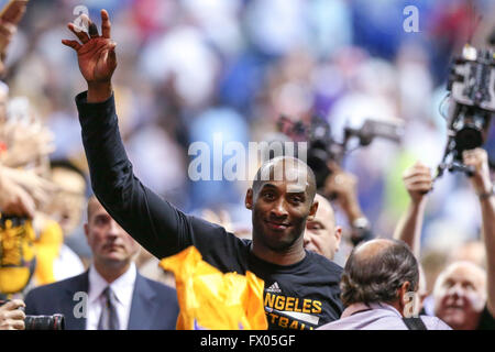 13. April 2016 - Datei - die Lakers feiern Kobe Bryant und seine 20 Saisons mit dem Team beim letzten Heimspiel, bevor die selbsternannte "Black Mamba" in den Ruhestand. Bryant spielt Shooting Guard und Small Forward. Verfasst von Charlotte Hornets, 1. Runde (13. Pick, 13. Gesamt), 1996 NBA Draft NBA-Debüt: 3. November 1996. Er und dann-Teamkollege S. O'Neal führte die Lakers an drei aufeinander folgenden NBA-Meisterschaften von 2000 bis 2002. Im Bild: 8. April 2016: Los Angeles Lakers Kobe Bryant (24) zu Fuß durch den Tunnel bei einem NBA-Basketball-Spiel zwischen den Los Angeles Lakers und der Ne weiterleiten Stockfoto