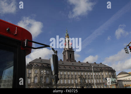 Kopenhagen, Dänemark. 9. April 2016. Dänische Flaggen auf Halbmast auf allen Regierung und öffentlichen Gebäuden in der Erinnerung an ein schwarzer Tag in der dänischen Geschichte der nationalsozialistischen Besetzung am 9. April 1940 im 2. Weltkrieg. Bildnachweis: Francis Joseph Dean / Deanpictures/Alamy Live News Stockfoto