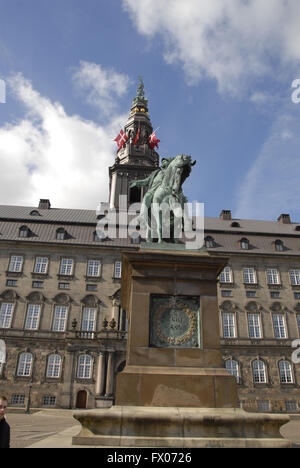 Kopenhagen, Dänemark. 9. April 2016. Dänische Flaggen auf Halbmast auf allen Regierung und öffentlichen Gebäuden in der Erinnerung an ein schwarzer Tag in der dänischen Geschichte der nationalsozialistischen Besetzung am 9. April 1940 im 2. Weltkrieg. Bildnachweis: Francis Joseph Dean / Deanpictures/Alamy Live News Stockfoto