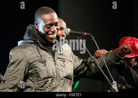 Turin, Italien. 6. Januar 2016. "Coromoro" ist ein Chor von 10 "Laien" aus Senegal, Gambia, Ghana und der Elfenbeinküste, politische Flüchtlinge und Asylsuchende, die in Notunterkünften in den Tälern des Piemonts und singen traditionelle Lieder im Dialekt aufhalten und nicht. Die Idee des Nehmens auf einer Bühne dieser jungen Menschen, die an alle entkommen Arten von Gewalt, in einer Umgebung völlig umgekehrt im Verhältnis zu ihrer politischen Bedeutung im heutigen Alltag, und drückt eine starke Botschaft der Anti-Rassismus, Austausch und Integration. © Daniela Parra Saiani/Pacific Press/Alamy Live-Nachrichten Stockfoto