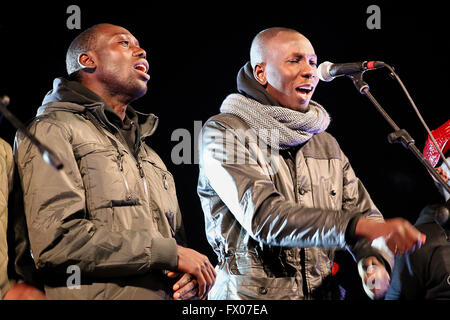 Turin, Italien. 6. Januar 2016. "Coromoro" ist ein Chor von 10 "Laien" aus Senegal, Gambia, Ghana und der Elfenbeinküste, politische Flüchtlinge und Asylsuchende, die in Notunterkünften in den Tälern des Piemonts und singen traditionelle Lieder im Dialekt aufhalten und nicht. Die Idee des Nehmens auf einer Bühne dieser jungen Menschen, die an alle entkommen Arten von Gewalt, in einer Umgebung völlig umgekehrt im Verhältnis zu ihrer politischen Bedeutung im heutigen Alltag, und drückt eine starke Botschaft der Anti-Rassismus, Austausch und Integration. © Daniela Parra Saiani/Pacific Press/Alamy Live-Nachrichten Stockfoto