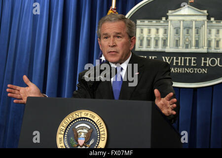 Washington, District Of Columbia, USA. 26. Januar 2006. Washington, DC - 26. Januar 2006--US-Präsident George W. Bush hält eine Pressekonferenz in der Brady Press Briefing-Room des weißen Hauses, 26. Januar, 2006.Credit: Martin H. Simon - Pool über CNP © Martin H. Simon/CNP/ZUMA Draht/Alamy Live News Stockfoto