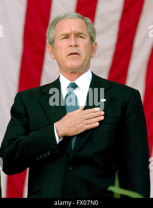 Arlington, Virginia, USA. 30. Mai 2005. Washington, DC - 30. Mai 2005--US-Präsident George W. Bush macht Bemerkungen auf dem Arlington National Cemetery für die jährlichen Gedenktag Commoration am 30. Mai 2005. Der Präsident war in Arlington, Mitglieder der bewaffneten Kräfte zu Ehren, die in der Linie der Pflicht gestorben. Bildnachweis: Ron Sachs - Pool über CNP © Ron Sachs/CNP/ZUMA Draht/Alamy Live-Nachrichten Stockfoto