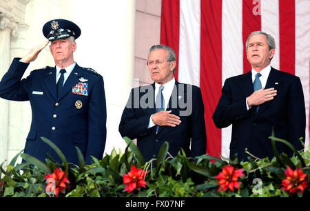 Arlington, Virginia, USA. 30. Mai 2005. Washington, DC - 30. Mai 2005--US-Präsident George W. Bush macht Bemerkungen auf dem Arlington National Cemetery für die jährlichen Gedenktag Commoration am 30. Mai 2005. Der Präsident war in Arlington, Mitglieder der bewaffneten Kräfte zu Ehren, die in der Linie der Pflicht gestorben. Bildnachweis: Ron Sachs - Pool über CNP © Ron Sachs/CNP/ZUMA Draht/Alamy Live-Nachrichten Stockfoto