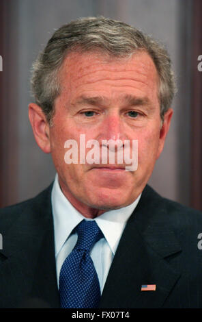 Washington, District Of Columbia, USA. 20. April 2005. Washingon D.C. - 20. April 2005--US-Präsident George W. Bush macht Bemerkungen und meldet den Konkurs Reform Bill in Washington, DC am 20. April 2005. Bildnachweis: Ron Sachs - Pool © Ron Sachs/CNP/ZUMA Draht/Alamy Live-Nachrichten Stockfoto