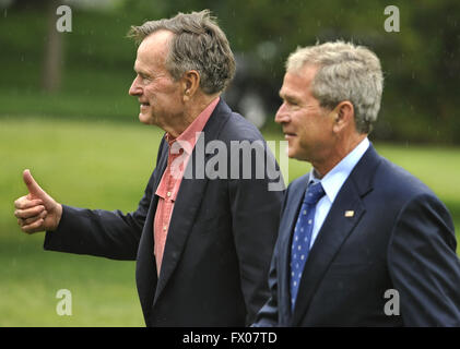 Washington, District Of Columbia, USA. 11. Mai 2008. Ehemalige US-Präsident George H.W. Bush (L) gibt einen Daumen nach oben, als er bei der Crawford, Texas Ranch, 11. Mai 2008 in Washington mit US-Präsident George W. Bush an das weiße von einem Wochenende ankommt. Bush, dessen Tochter Jenna heiratete Henry Hager auf der Ranch, beschrieb die Erfahrung als "spektakulär" und "Es ist alles wir uns erhofft haben könnten". Bildnachweis: Mike Theiler/Pool über CNP © Mike Theiler/CNP/ZUMA Draht/Alamy Live-Nachrichten Stockfoto