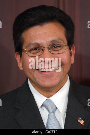 Washington, District Of Columbia, USA. 20. April 2005. Washington, DC - 20. April 2005--United States Attorney General Alberto Gonzales besucht die Unterzeichnung der Bankruptcy Reform Bill in Washington, DC am 20. April 2005. Bildnachweis: Ron Sachs/CNP © Ron Sachs/CNP/ZUMA Draht/Alamy Live-Nachrichten Stockfoto