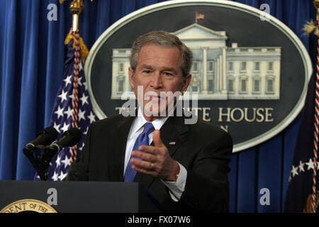 Washington, District Of Columbia, USA. 26. Januar 2006. Washington, DC - 26. Januar 2006--US-Präsident George W. Bush hält eine Pressekonferenz in der Brady Press Briefing-Room des weißen Hauses, 26. Januar, 2006.Credit: Martin H. Simon - Pool über CNP © Martin H. Simon/CNP/ZUMA Draht/Alamy Live News Stockfoto