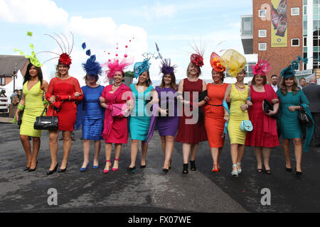 Aintree, Liverpool, UK. 9. April 2016. Crabbies Grand National Festival Tag 3. Bunte und aufeinander abgestimmte Damen kommen für den Rennsport. Bildnachweis: Aktion Plus Sport/Alamy Live-Nachrichten Stockfoto