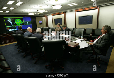 Washington, District Of Columbia, USA. 13. Sep, 2008. US-Präsident George W. Bush beteiligt sich an einem video Telekonferenz-Briefing über Hurrikan Ike Samstag, 13. September 2008, mit Beamten aus dem National Hurricane Center, Department of Homeland Security und FEMA. Das Briefing fand im Situation Room des weißen Hauses. Obligatorische Credit: Chris Greenberg/weiße Haus über CNP © Chris Greenberg/CNP/ZUMA Draht/Alamy Live-Nachrichten Stockfoto