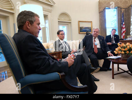 Washington, District Of Columbia, USA. 17. Sep, 2001. Washington, DC - 17. September 2001--US-Präsident George W. Bush trifft sich mit Wirtschaftsberater im Oval Office des weißen Hauses in Washington, DC auf Montag, 17. September 2001. Von rechts, Vice President Stabschef Lewis '''' Libby, nationalen wirtschaftlichen Rat Regisseur Lawrence Lindsey und Vorsitzender des Rates der wirtschaftlichen Berater Glenn Hubbard.Credit: Eric Draper - The White House über CNP © Eric A. Draper/CNP/ZUMA Draht/Alamy Live News Stockfoto