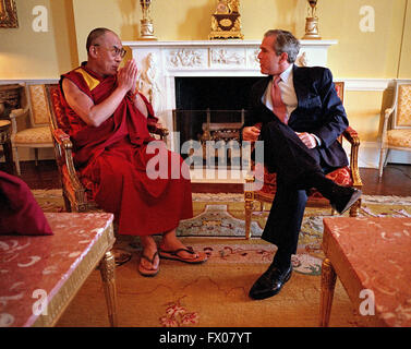 Washington, District Of Columbia, USA. 23. Mai 2001. US-Präsident George W. Bush spricht mit dem Dalai Lama auf Mittwoch, 23. Mai 2001 im Weißen Haus in Washington, DC. Obligatorische Credit: Eric Draper/weiße Haus über CNP © Eric A. Draper/CNP/ZUMA Draht/Alamy Live-Nachrichten Stockfoto