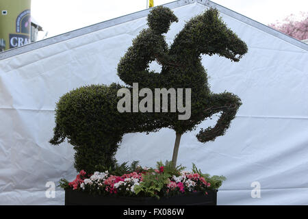 Aintree, Liverpool, UK. 9. April 2016. Crabbies Grand National Festival Tag 3. Formschnitt von Pferd und Jockey grüßt Racing-Fans am Eingang zum Aintree. Bildnachweis: Aktion Plus Sport/Alamy Live-Nachrichten Stockfoto