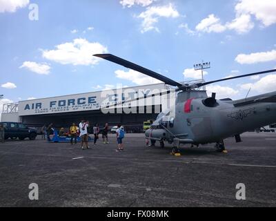 Zwei Überschall-Jet-Flugzeuge der Streitkräfte der Philippinen (AFP) und andere Kämpfer und Rettung Flugzeuge der USA wurde präsentiert, während das Balikatan Joint-militärische Übungen zwischen den USA und philippinischen Truppen in Air Force Stadt, Clark Airbase während der Feierlichkeiten zum Tag der Tapferkeit. Laut Kapitän Celeste Frank Sayson, Sprecher der Balikatan, gehören die zwei FA-50 Golden Eagle-Kampfjets der philippinischen Militärs Modernation und nichts zu tun mit dem Konflikt der Philippinen und China auf die umstrittenen Spratly-Inseln. Capt Capinpin auch gegenüber der Presse, dass die Fallschirmjäger, die gestorben Stockfoto