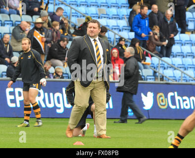 Ricoh Arena in Coventry, UK. 9. April 2016. Sieg im Europacup. Wespen im Vergleich zu Exeter Chiefs. Wespen Direktor des Rugby, Dai Young, nimmt das Team Aufwärmen vor dem Spiel Credit: Action Plus Sport/Alamy Live News Stockfoto