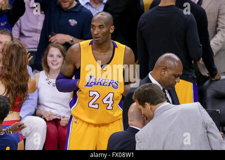 New Orleans, LA, USA. 8. April 2016. Los Angeles Lakers weiterleiten Kobe Bryant (24) während einem NBA-Basketball-Spiel zwischen den Los Angeles Lakers und die New Orleans Pelikane im Smoothie King Center in New Orleans, Louisiana Stephen Lew/CSM/Alamy Live-Nachrichten Stockfoto