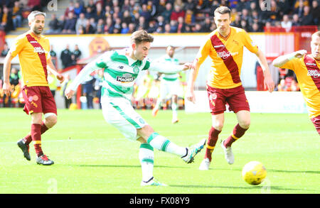 Fir Park, Motherwell, Schottland. 9. April 2016. Schottischer Fußball Premier League gegen Celtic Motherwell. Patrick Roberts schießt aus innerhalb des Kastens Credit: Action Plus Sport/Alamy Live News Stockfoto