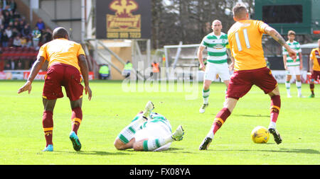 Fir Park, Motherwell, Schottland. 9. April 2016. Schottischer Fußball Premier League gegen Celtic Motherwell. Patrick Roberts abgebaut wird im Feld von Marvin Johnson und Morgaro Gomis Credit: Action Plus Sport/Alamy Live News Stockfoto