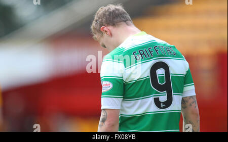 Fir Park, Motherwell, Schottland. 9. April 2016. Schottischer Fußball Premier League gegen Celtic Motherwell. Leigh Griffiths hängt seinen Kopf nach fehlt die Strafe Credit: Action Plus Sport/Alamy Live News Stockfoto