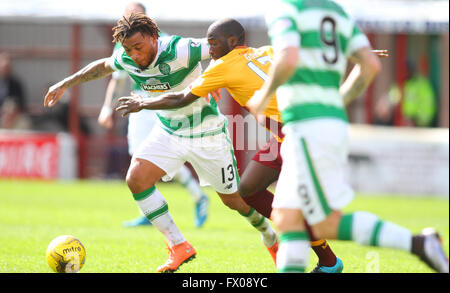 Fir Park, Motherwell, Schottland. 9. April 2016. Schottischer Fußball Premier League gegen Celtic Motherwell. Colin Kazim-Richards Schlachten mit Morgaro Gomis Credit: Action Plus Sport/Alamy Live News Stockfoto