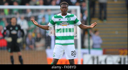 Fir Park, Motherwell, Schottland. 9. April 2016. Schottischer Fußball Premier League gegen Celtic Motherwell. Dedryck Boyata versucht, die Spieler zu heben, nachdem die Strafe verpassen Credit: Action Plus Sport/Alamy Live News Stockfoto